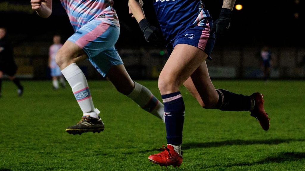 Transnaisten pelaaminen naisten sarjoissa Englannissa evätään tuoreen linjauksen myötä. Kuvituskuva.