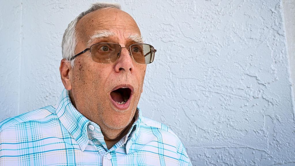 Vastavalitun paavi Leo XIV:n veli, Louis Prevost, kotinsa ulkopuolella Port Charlottessa Floridassa perjantaina.