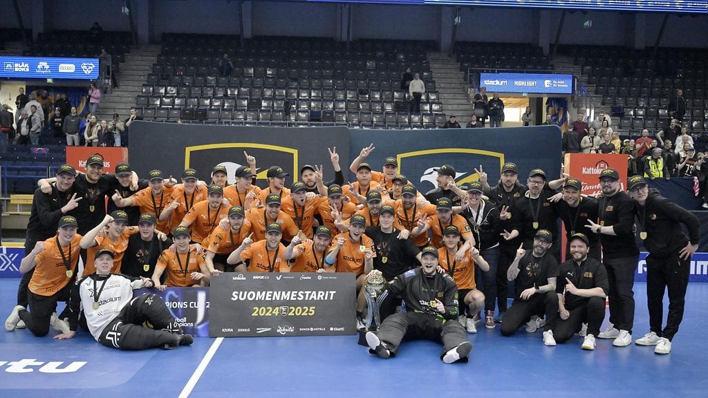 Oilers juhlii Suomen mestaruutta.