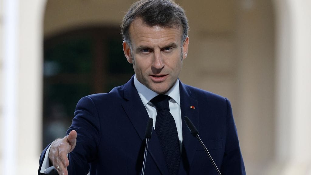 Presidentti Emmanuel Macron on asettunut tukemaan pääministeriään tämän poliittisessa uhkapelissä.