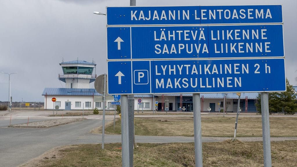 Kuvituskuva. Kajaanin lentoaseman opastekyltti sunnuntaina 17. toukokuuta 2020.