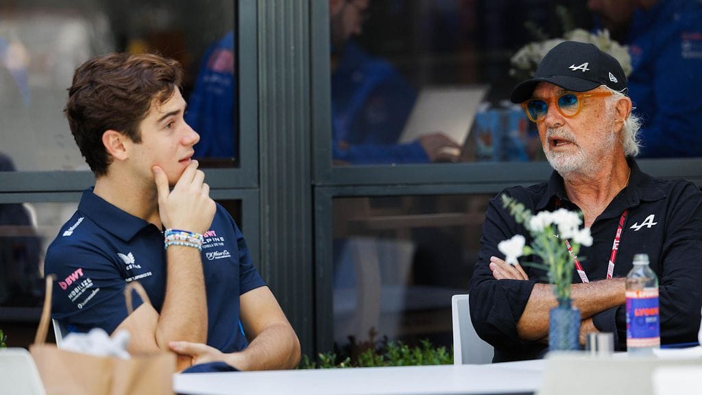 Franco Colapinto (vas.) ja Flavio Briatore keskustelemassa F1-varikolla viime maaliskuussa.