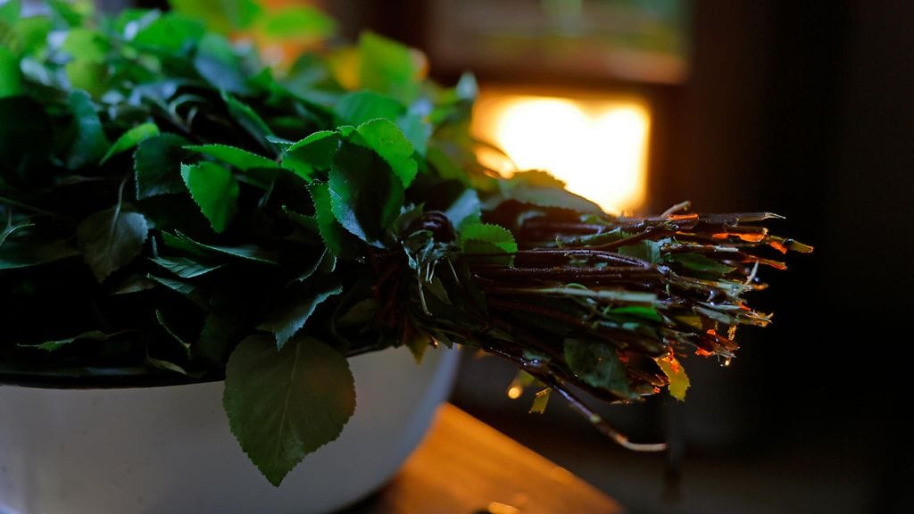 Ennen juhannussaunan lämmitystä pitää varmistaa, että tulisijan ja hormin lähellä ei ole syttyvää materiaalia. Kuvituskuvassa on tuore koivuvasta.