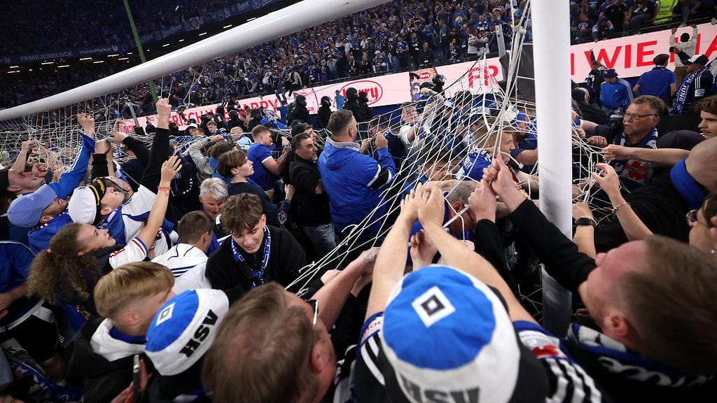 Hamburger Sport-Vereinin juhlivat varmistunutta nousua Bundesliigaan.