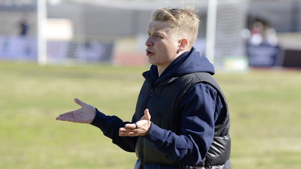 Miika Nuutinen luotsasi ensimmäisen ottelunsa HJK:n päävalmentajana.