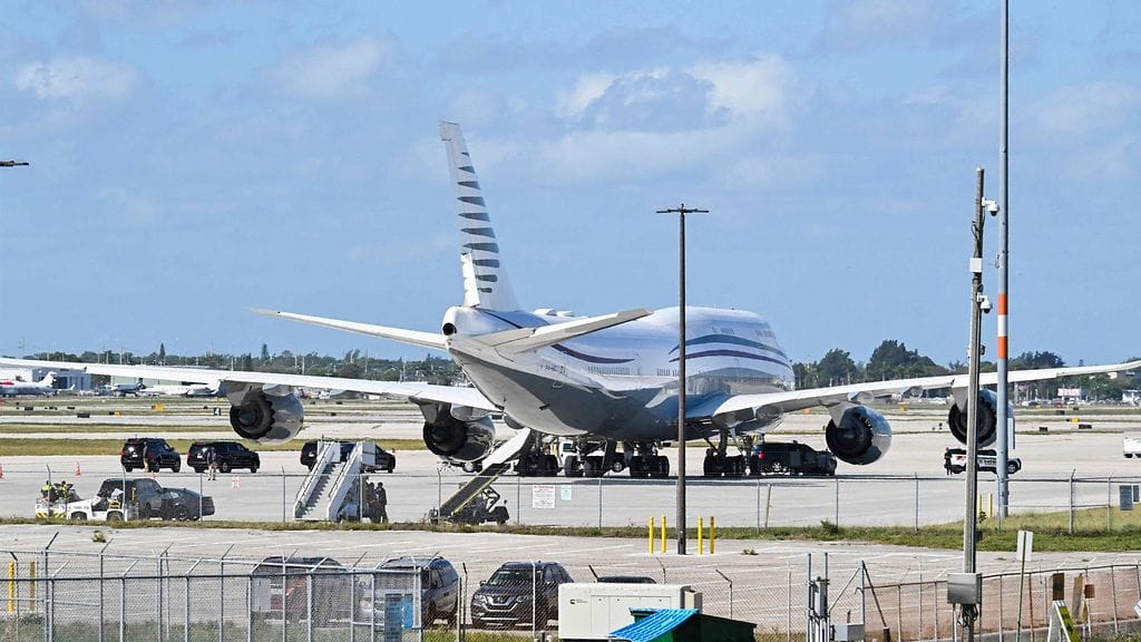 LK1205 Qatarin kone Trumpille