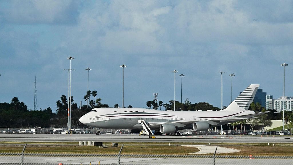 LK1205 Qatarin kone Trumpille 2