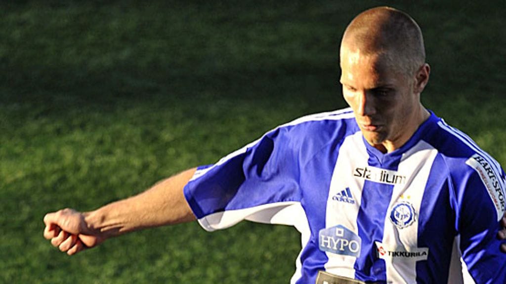 Pyry Kärkkäinen HJK:n paidassa