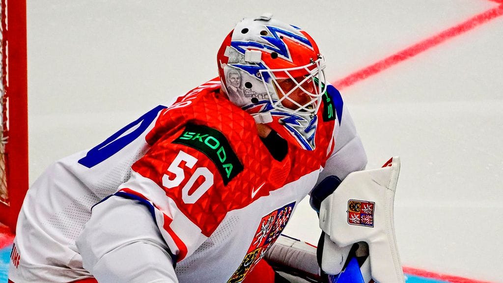 Karel Vejmelkan kypärää koristaa Tshekin presidentin Petr Pavelin kuva.