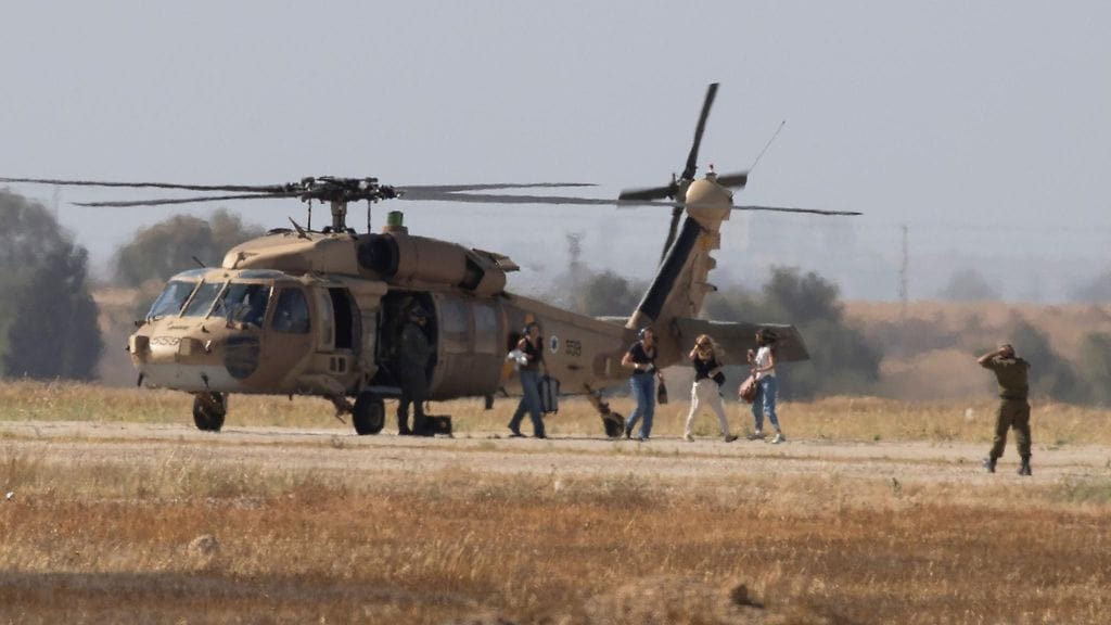 Hamasin 22-vuotiaan panttivangin Edan Alexanderin vanhemmat ja sukulaiset poistuvat israelilaisesta sotilashelikopterista armeijan tukikohdassa Israelissa.