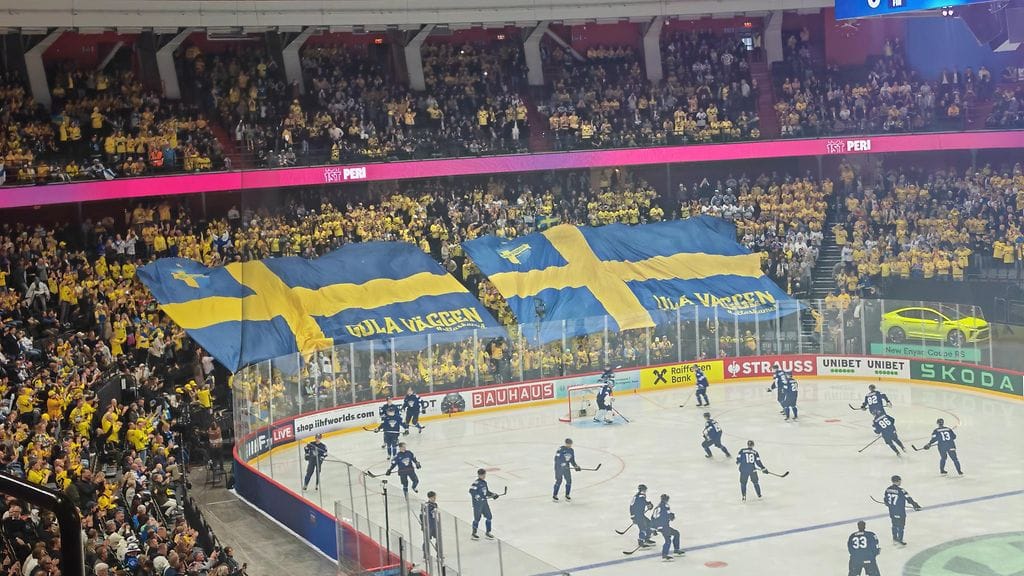 Keltainen meri voimissaan Ruotsin ja Suomen MM-ottelussa.