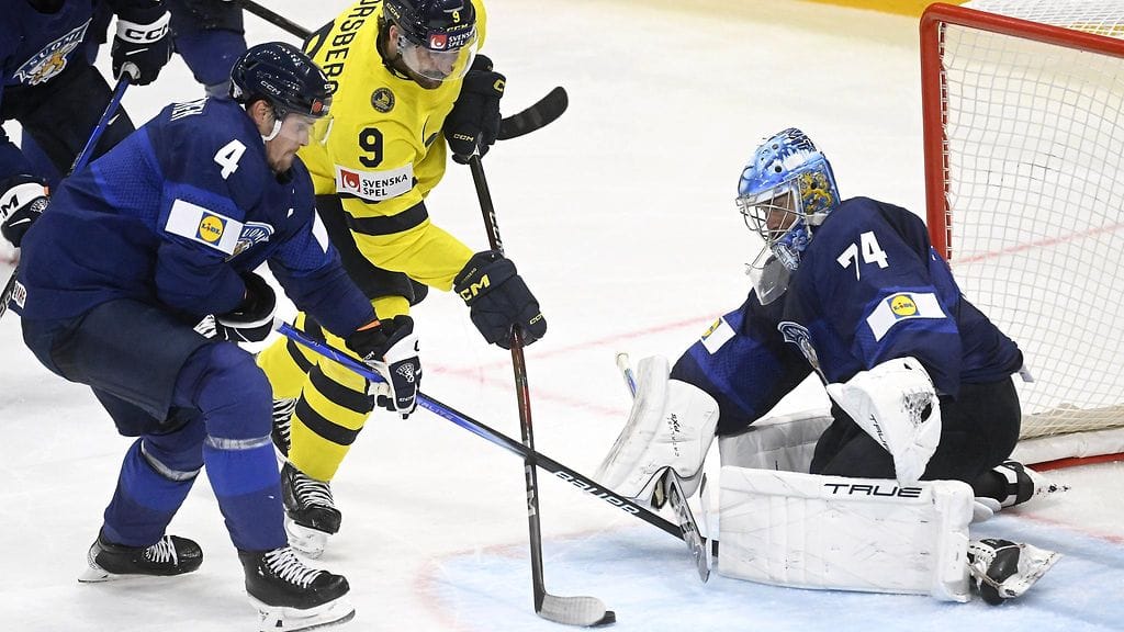 Myös Filip Forsberg pääsi yrittämään Juuse Saroksen ohittamista, mutta ei onnistunut.