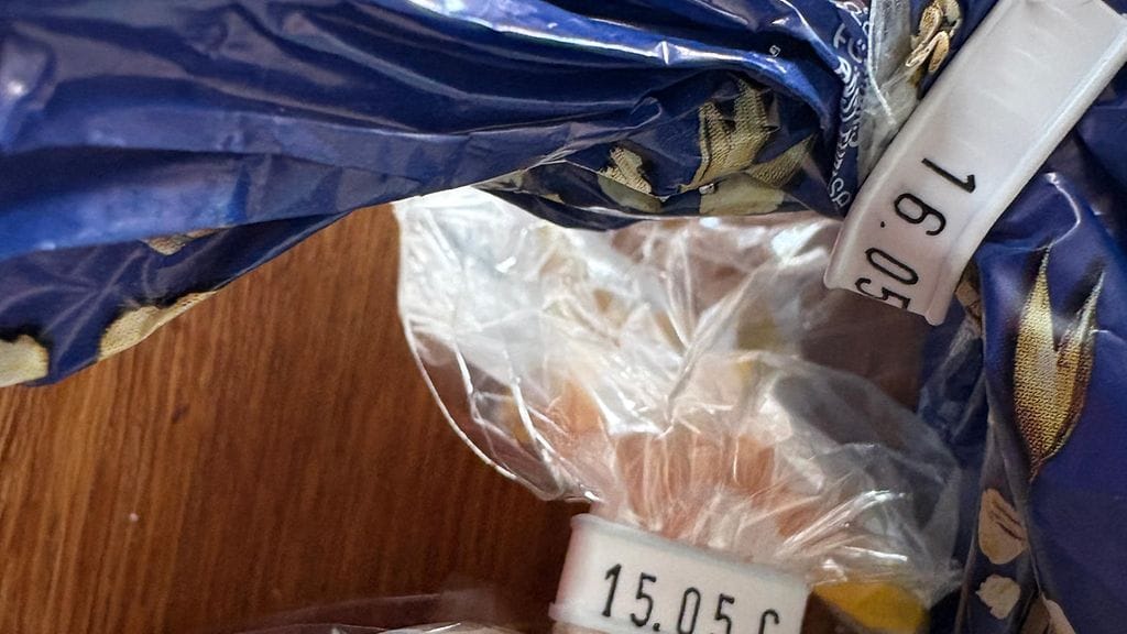 Pussinsulkijoita ei pitäisi heittää sekajätteeseen. Kuvan taipuisat pussinsulkijat kuuluvat metallinkeräykseen.