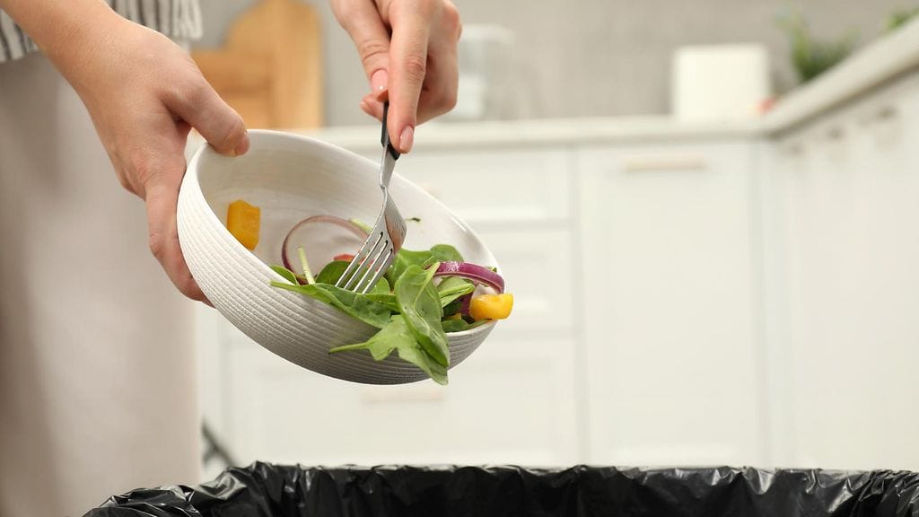 Sekajätepussin sisällöstä liki kolmannes on edelleen biojätettä.