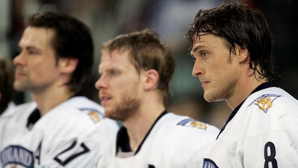 Teemu Selänne (oik.) ja Saku Koivu ovat kannatelleet Leijonia useissa arvokisoissa, mutta Antero Mertarannan mukaan keväällä 1996 heistä olisi voinut olla enemmänkin apua. Kuva vuoden 2006 olympiafinaalista Ruotsi-tappion jälkeen.