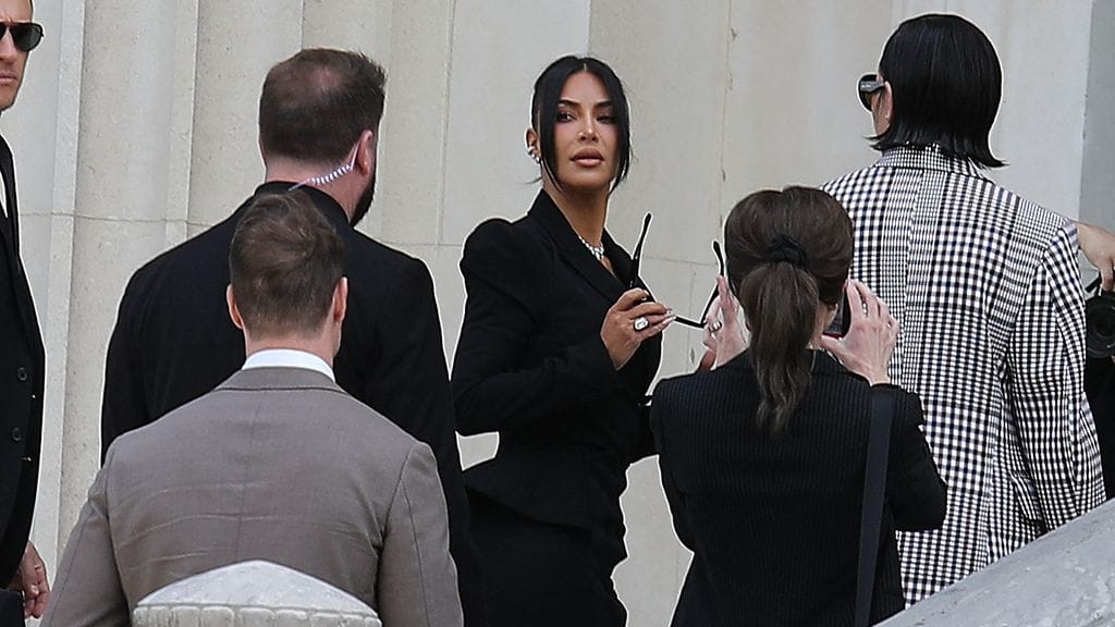 AOP Kim Kardashian ja hänen äitinsä Kris Jenner saapuivat Pariisin oikeustalolle osallistuakseen ryöstöoikeudenkäyntiin 13. toukokuuta 2025.