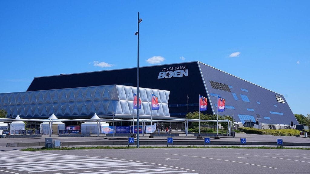 Herningin MM-areenan jää ei meinaa kestää Norjan ja Saksan kamppailua.