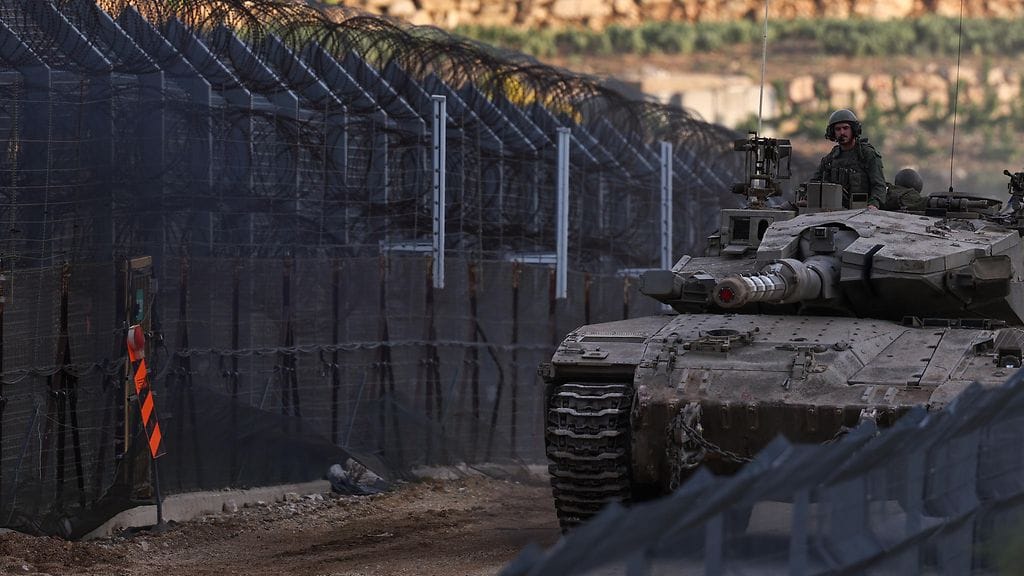 Israelilaisia panssarivaunuja matkalla Israelin ja Syyrian väliselle puskurivyöhykkeelle lähellä Majdal Shamsin kylää 8.5.2025.