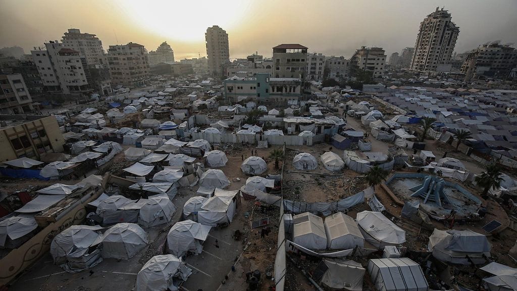 Pohjois-Gazan kaistalta ja itäisestä Gaza Citystä siirtymään joutuneiden palestiinalaisten telttoja pystyttynä Al-Katiba-aukiolla Gaza Cityn länsipuolella 13. toukokuuta 2025.