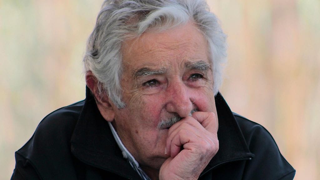 Mujica tuli tunnetuksi vaatimattomasta elämäntavastaan. Hän esimerkiksi kieltäytyi muuttamasta presidentin virka-asuntoon ja lahjoitti suurimman osan palkastaan hyväntekeväisyyteen.