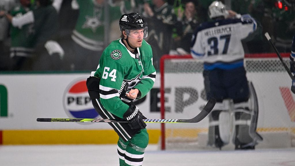 Mikael Granlund oli ylivoimainen riesa Jets-maalivahti Connor Hellebuyckille.