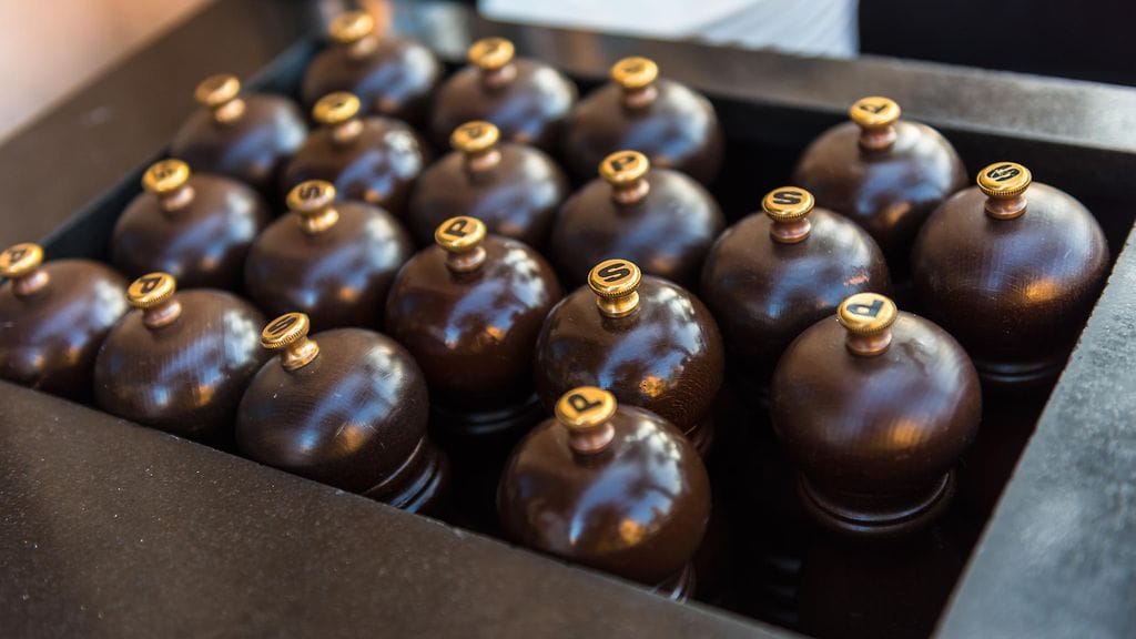 Suola- ja pippurimyllyjen koneistot ovat erilaisia keskenään.