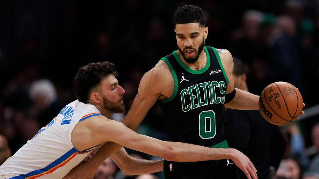 Jayson Tatum (oik.) jää parketeilta sivuun pitkäksi ajaksi.