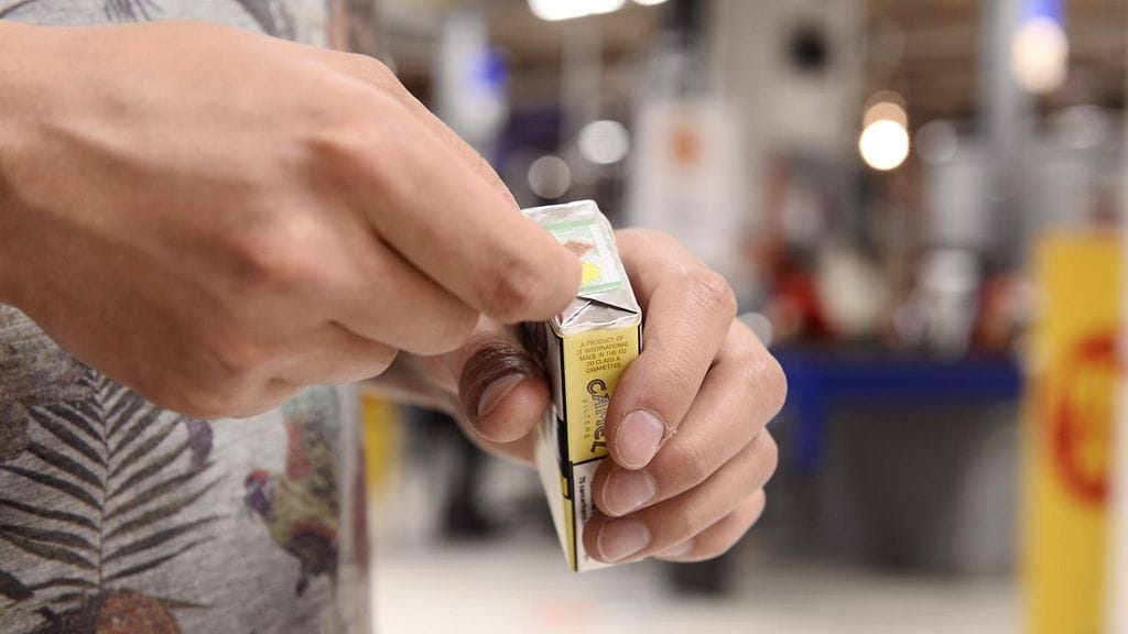 Tätä askia ei saa enää pikkurahalla. Kuva vuodelta 2020, jolloin tupakka-askeista ei oltu vielä poistettu tunnuksia ja värejä.