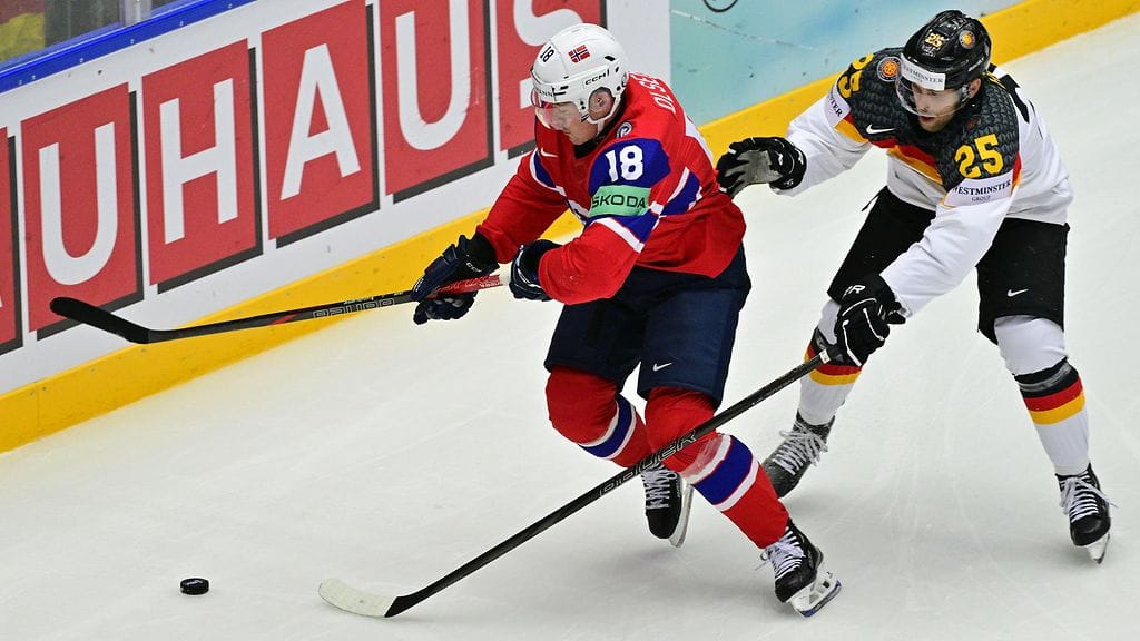 Jää hajosi kaukalon laidasta Norjan ja Saksan välisessä MM-kisojen alkulohkon ottelussa Tanskan Herningissä.