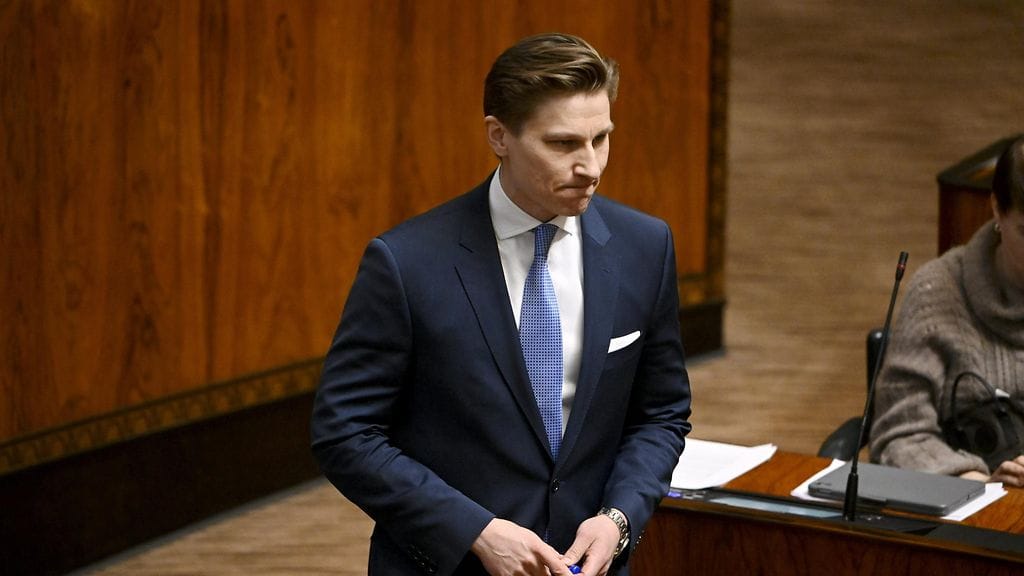 Puolustusministeri Antti Häkkänen korosti, että kansallista turvallisuutta ja kansalaisten tietosuojaa vaarantavat uhat on erotettava toisistaan.