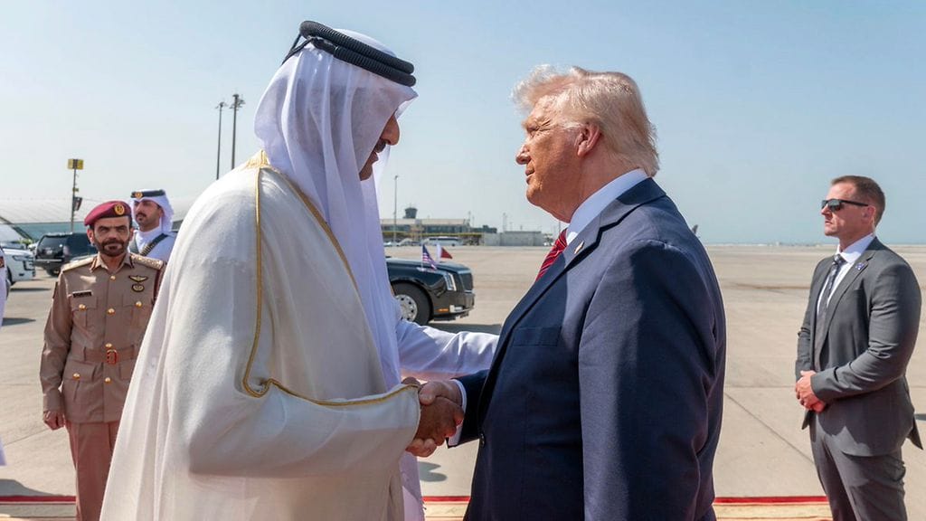 Qatar News Agencyn julkaisemassa kuvassa Qatarin emiiri Sheikh Tamim bin Hamad al-Thani toivottaa Yhdysvaltain presidentin Donald Trumpin tervetulleeksi tämän saapuessa Dohaan, Qatariin 14. toukokuuta 2025.