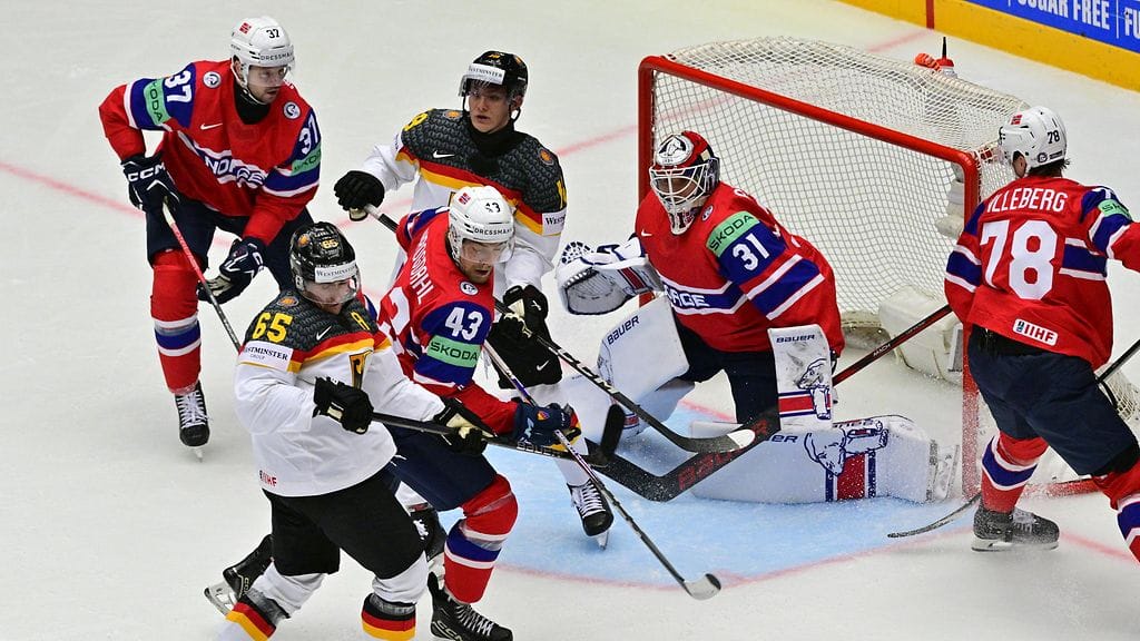 Norjan ja Saksan MM-ottelu jouduttiin keskeyttämään kahdesti jään hajottua. Saksa voitti lopulta 20 minuuttia myöhässä päättyneen ottelun maalein 5-2.