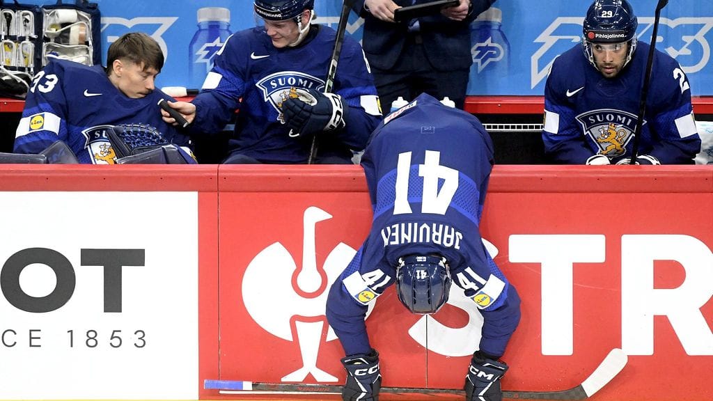 Jan-Mikael Järvinen (kuvassa ylösalaisin) venyttelemässä, kun taas Emil Larmilla (ensimmäinen vasemmalta) ja Juuso Pärssisellä (toinen vasemmalta) on omat askareet menossa.