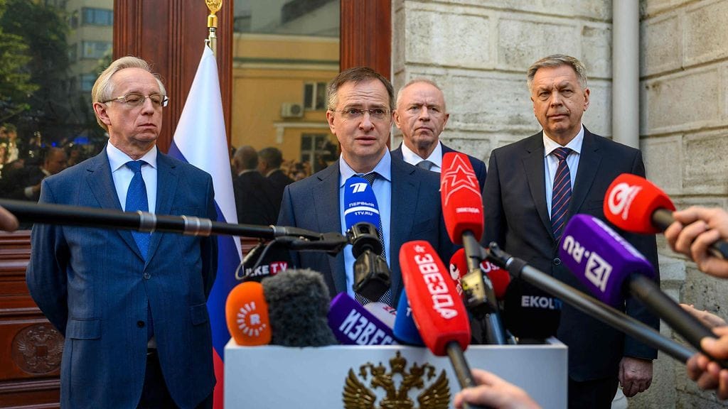 Venäjän delegaatiota Istanbulissa edustava Vladimir Medinski puhuu mikrofonirykelmän edessä.