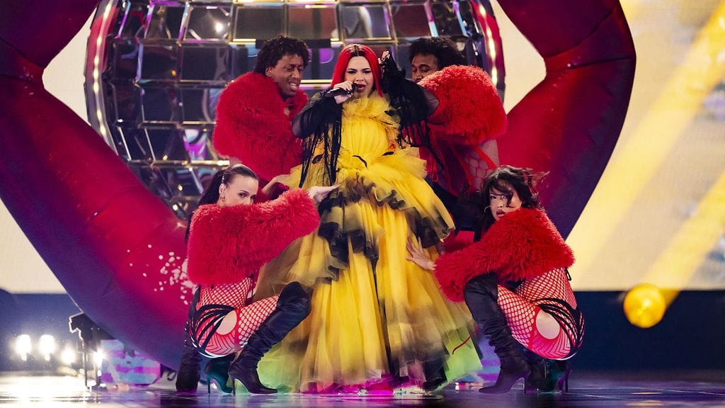 Miriana Conten esityksessä nähtiin suomalainen tanssija Mette Linturi, joka on kuvassa vasemmassa alalaidassa.