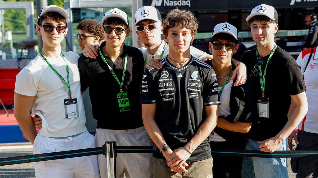 Kimi Antonelli sai tuttuja F1-varikolle.