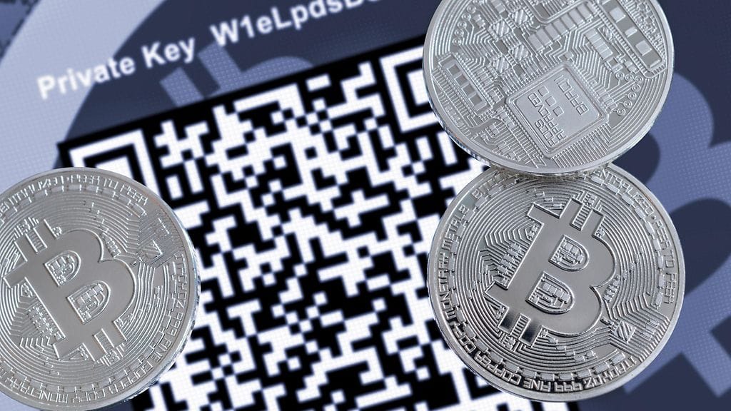 Poliisin mukaan uudessa huijaustavassa ei ole kyse aivan tuoreesta ilmiöstä, mutta tapausmäärät ovat kasvaneet. Kuvituskuvassa on QR-koodi ja bitcoineja.