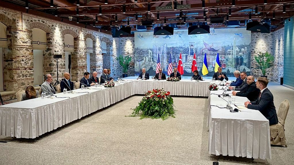 AOP Tältä näytti Ukrainan ulkoministerin lehdistöpalvelun julkaisemassa valokuvassa Ukrainan (vas.) ja Venäjän (oik.) valtuuskuntien tapaaminen presidentin kansliassa Istanbulissa Turkissa 16. toukokuuta 2025.