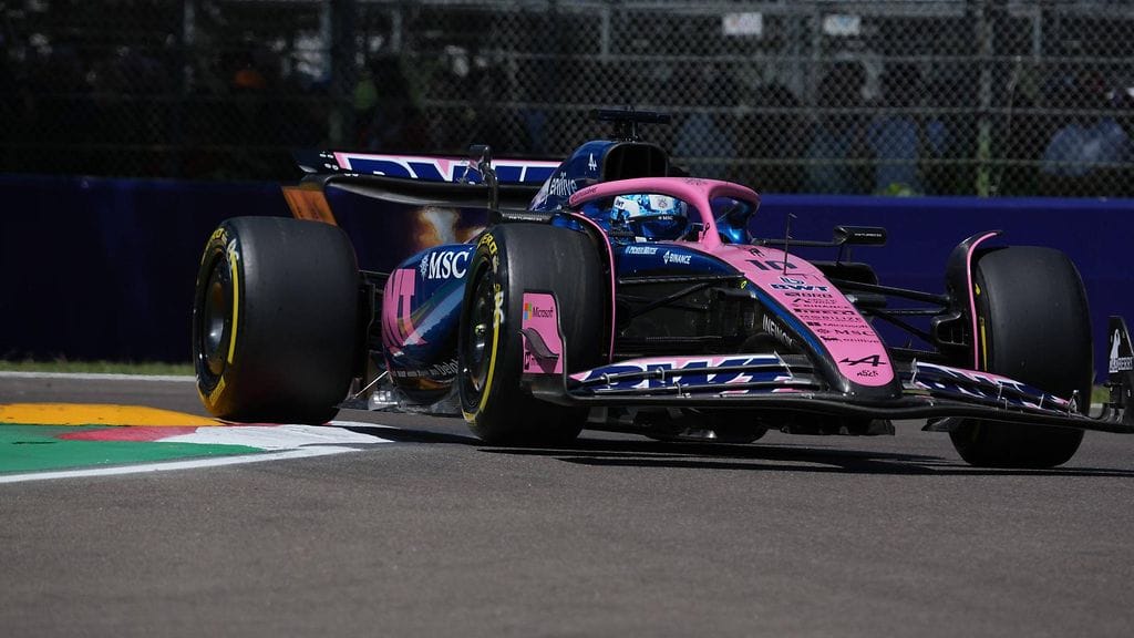 Jänis ei selvinnyt osumasta Pierre Gaslyn auton kanssa.