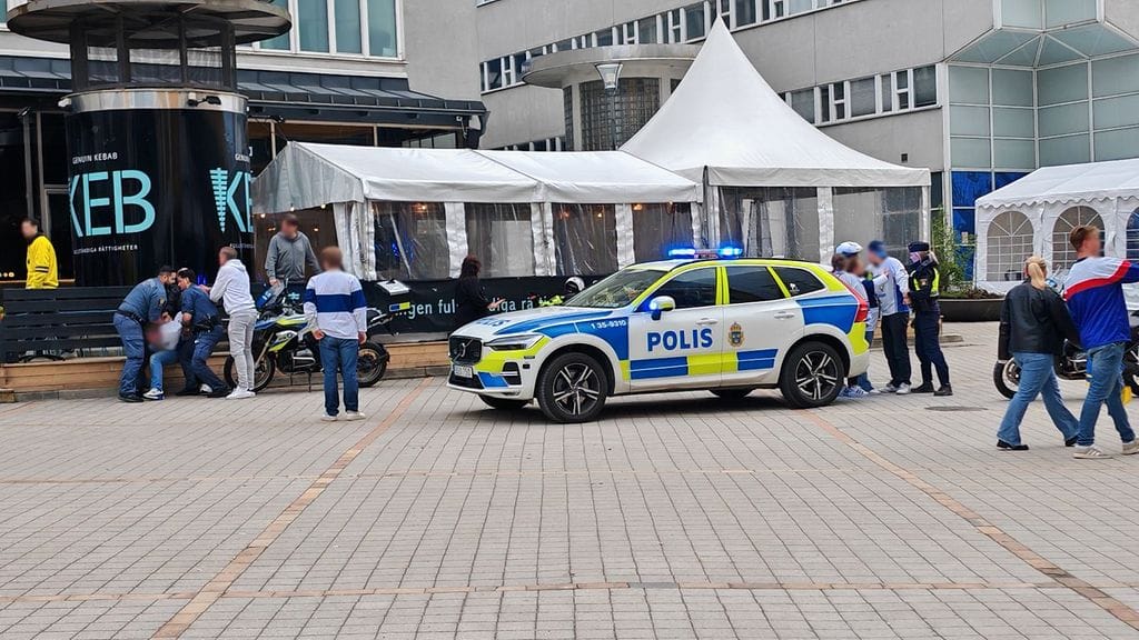 Leijonakannattajat painivat Tukholman Globenin hallin lähettyvillä.