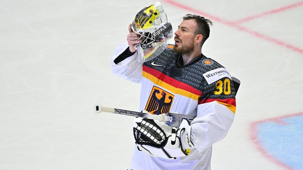 Saksan NHL-maalivahti Philipp Grubauer loukkaantui ottelussa USA:ta vastaan.