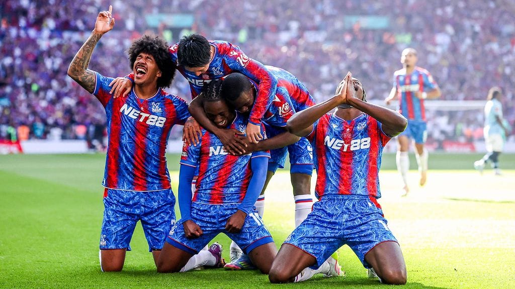 Crystal Palacen pelaajat juhlivat 1–0-maalia Cityn verkkoon.