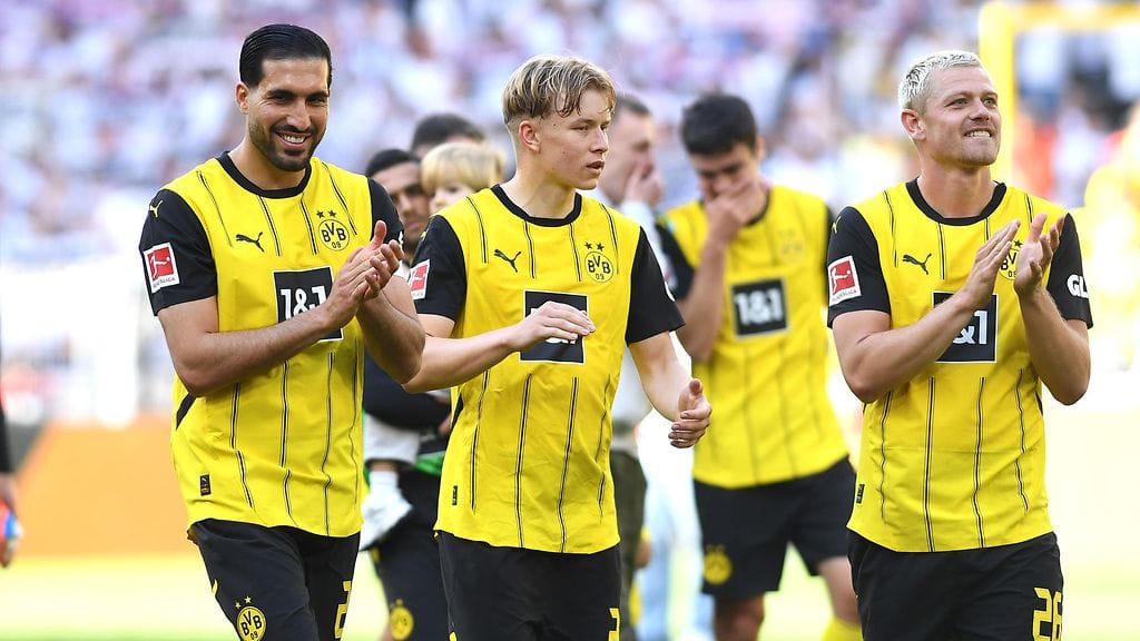 Dortmundin pelaajat juhlivat Mestarien liiga -paikkaa.
