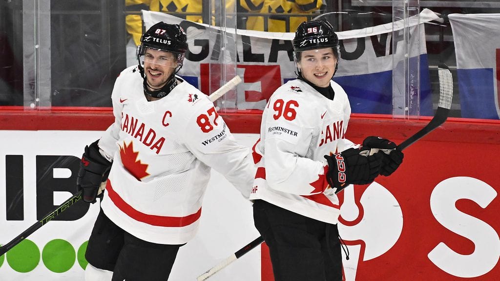 Sidney Crosby ja Macklin Celebrini oli iloisella pelipäällä Slovakiaa vastaan.