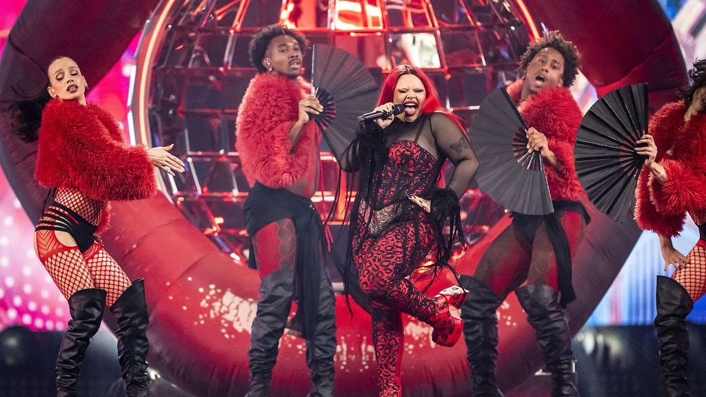 Suomalainen tanssija Mette Linturi oli osa Maltan Miriana Conten Euroviisujen esitystä. Linturi kuvassa vasemmalla.