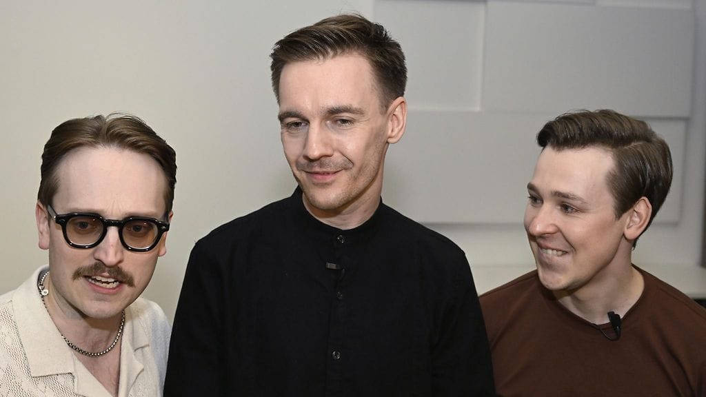 Huumoriyhtye KAJ kommentoi viisutaivaltaan Instagramissa. KAJ'n jäsenet tapasivat perhettä, ystäviä ja median edustajia viisufinaalin jälkeen.