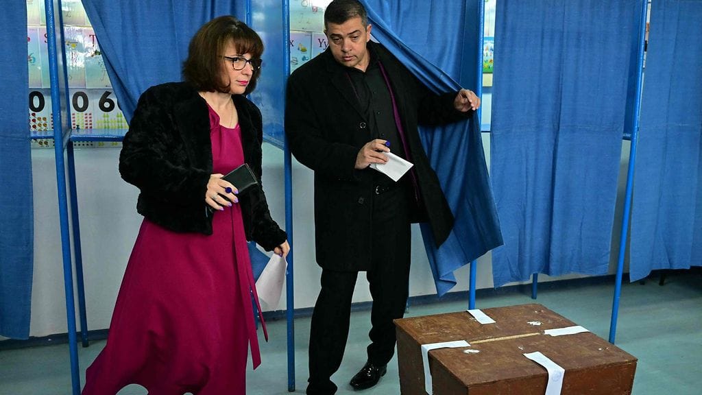 Romaniassa äänestetään tänään presidentinvaalien toisella kierroksella. Äänestäjät suuntasivat vaaliuurnalle Romanian Fagarasissa sunnuntaina.