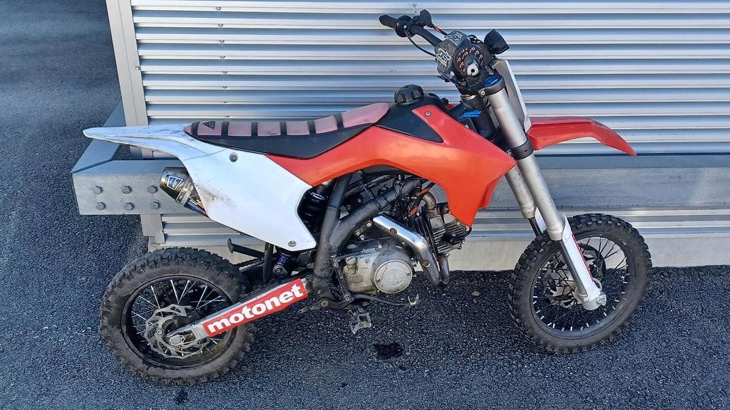 Poliisi etsii tällaisen crossipyörän kuljettajaa Kontiolahdella.