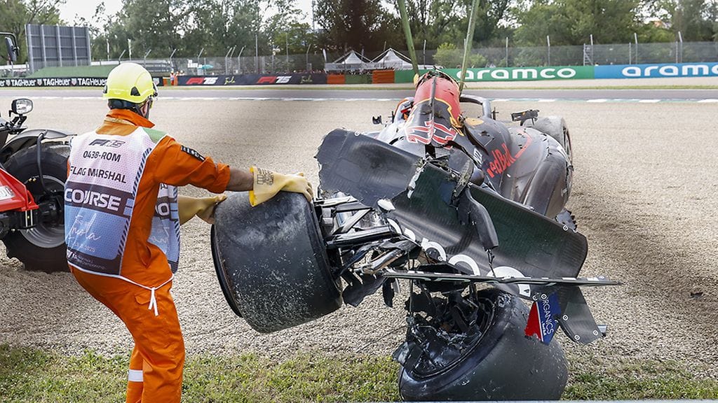 Yuki Tsunodan auto sai kovia osumia Imolan aika-ajojen ulosajossa.