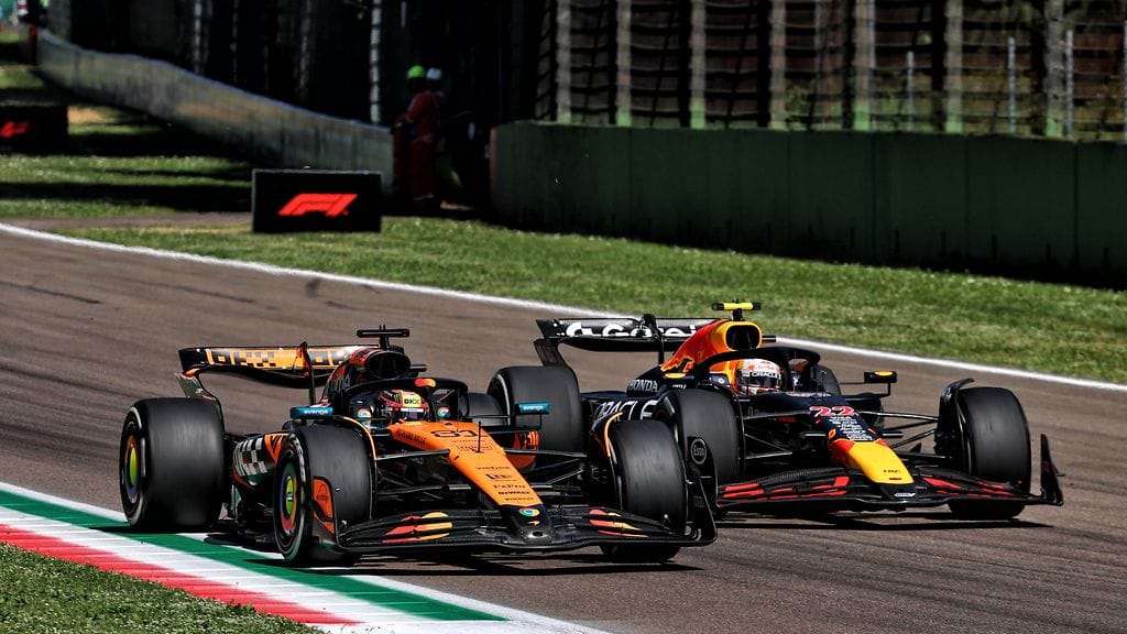 Oscar Piastri ei pystynyt pitämään Max Verstappenia takanaan Imolan F1-kisassa.